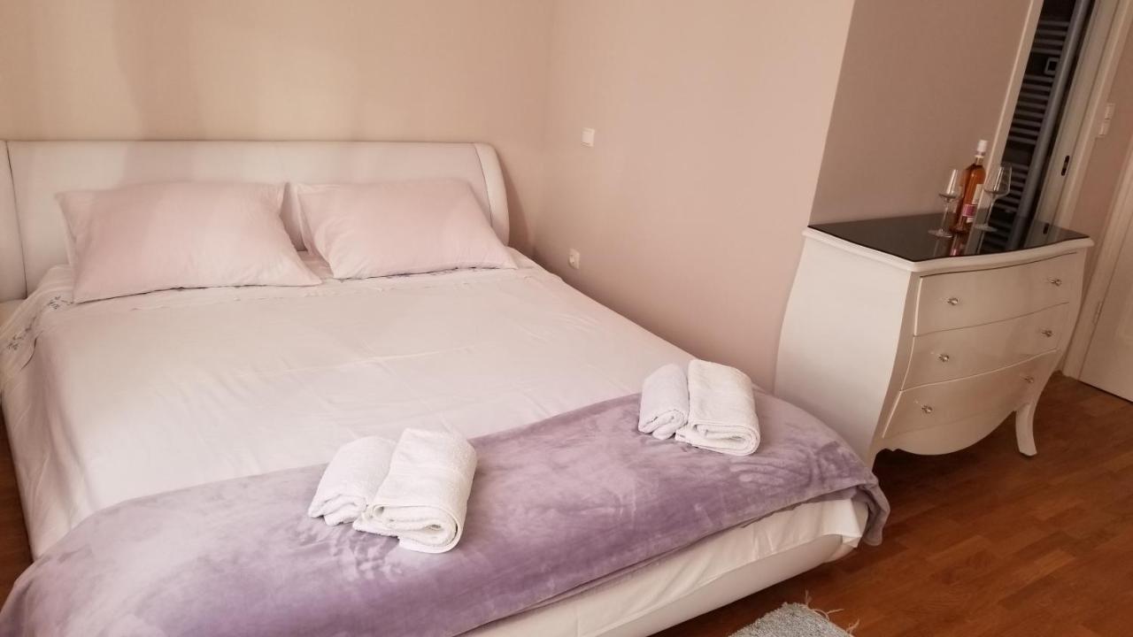 Apartament Bedroom With Bathroom Shower Split